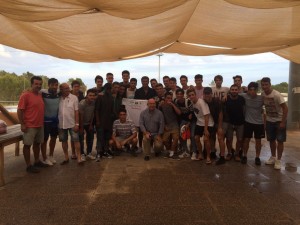 Michel posa junto a la plantilla juvenil y técnicos y directivos de la Peña. 