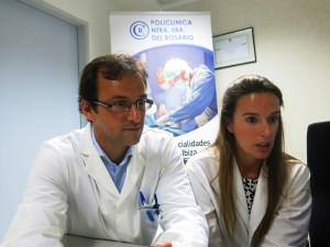 Los neurocirujanos de la Policlínica Pedro Llinás y Elsa González, durante la videoconferencia.