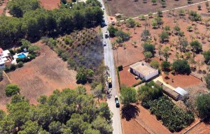 Una imagen del incendio agrícola provocado este lunes por un vehículo en llamas. Foto: Crónica Balear