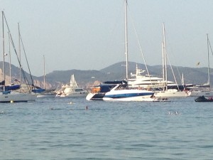 La aglomeración de barcos en Cala Bassa impide incluso divisar la línea del horizonte.