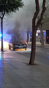 El vehículo quemado anoche en la avenida Ignasi Wallis de Vila.