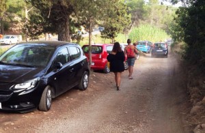 Una imagen tomada este domingo por el propio Rodríguez de los accesos a la playa colapsados por los vehículos.