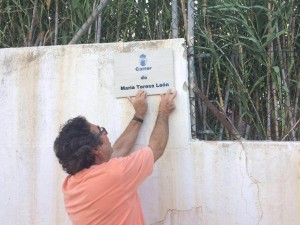 Vila instal·la la placa de Maria Teresa León en un carrer de Platja d'en Bossa.