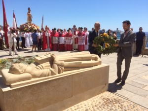 Vicent Torres y Rafa Ruiz ponen la ofrenda floran en la estatua de Guillem de Montgrí. 