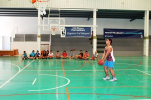 Uno de los niños lanza a canasta durante el campus de verano de baloncesto en Formentera. Fotos: G. R.