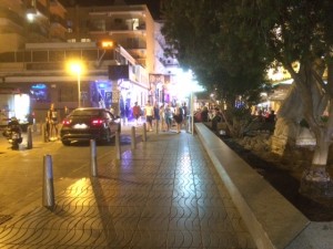 El banco donde cada noche se sientan las bandas de rumanos para atracar turistas, según denuncian los empresarios. 