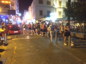 Los empresarios denuncian que las bandas de rumanos roban a los turistas en la entrada del West End, en la calle Santa Agnès