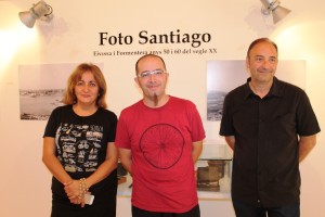 Fanny Tur, Pep Tur i el nét de Santiago Barberán, durant la presentació de l'exposició.