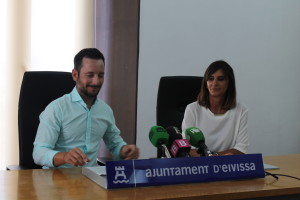 Rafa Ruiz y Carmen Matutes en la firma del convenio para la rehabilitación de las murallas. 