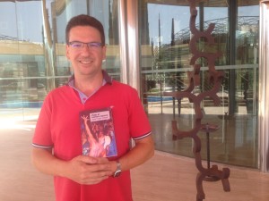 Joan Lluís Ferrer posa con un ejemplar de su nuevo libro.