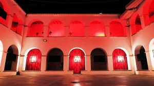 Una imatge de l’exposició de l’artista britànic Tom Gallant al Claustre de l’edifici municipal de Dalt Vila.