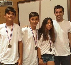 Pau Albiñana, David Ripoll y Maria Pilligua junto a un profesor.