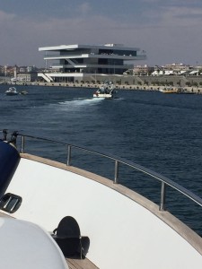 Una embarcación de la Guardia Civil ha acompañado al barco durante todo el trayecto.