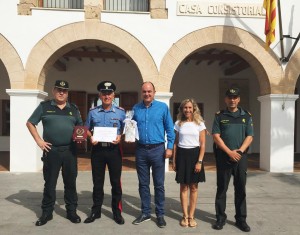  Vicent Marí i el Comandant en Cap de la Guardia Civil a les Pitiüses, Antonio del Fresno, amb el Brigadiere Capo Marco Rossetti, del cos de Carabinieri italià.