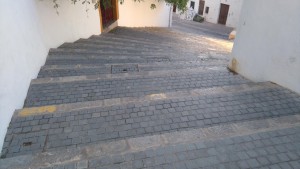 Para Epic la Costa Vella, al final de la calle Pedro Tur, es un ejemplo de la mala gestión al quitar  la piedra antigua para colocar adoquines y además piedras provenientes de aceras.