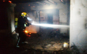 Los bomberos actuando en la casa payesa de Formentera. 