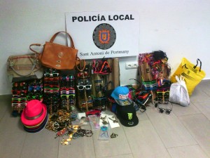 Material incautado por los agentes de la Policía Local de Sant Antoni en un operativo contra la venta ambulante. 