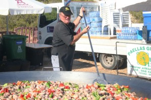 Fernando Vivancos, mientras prepara la paella gigante para entre 700 y 750 personas. Fotos: C. V.