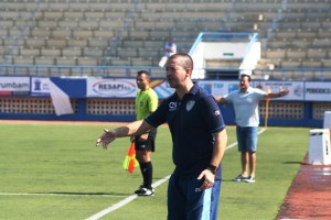 Ibon Begoña, entrenador del Ciudad de Ibiza, da instrucciones en la banda. Fotos: C. V.