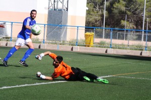 Joan, portero del Esporles, despeja una clara ocasión de Juanfran en el minuto 20. Fotos: C. V.