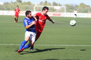 Roberto y Enric pugnan por el balón dentro del área del conjunto mallorquín.