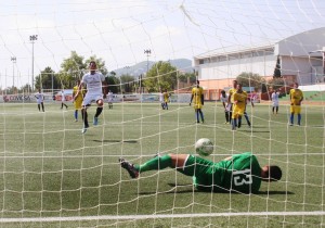 Sastre, portero del Mercadal, detiene el penalti lanzado por Piquero. Fotos: C. V.