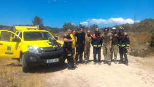 Los agentes del Ibanat en Formentera y los bomberos del Consell durante la jornada de prácticas conjuntas.