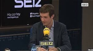 El direigente del PP Pablo Casado durante la entrevista en la Cadena Ser. (Fotografía: Cadenaser.com).