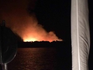 Imágen del incendio tomada desde una embarcación. (Fotografía: Twitter Ibanat).