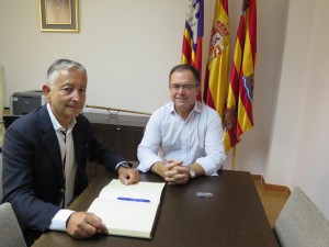 Josep Marí Ribas, alcalde  de Sant Josep de sa Talaia ha rebut aquest matí al vice-cònsol del Principat de Mònaco, Christian Nieto de Gea,