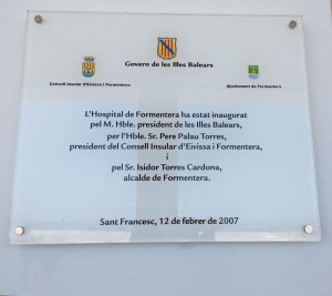 Imagen de la nueva placa que se ha colocado en el Hospital de Formentera.