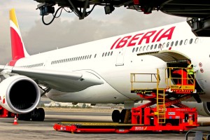 Un trabajador del servicio de handling del aeropuerto opera en un avión de Iberia.