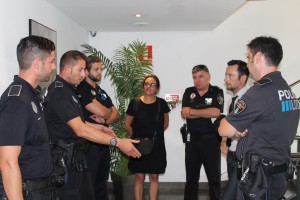 Rafa Ruiz y Estefanía Torres han recibido hoy a los cuatro policías que actuaron en el suceso. 