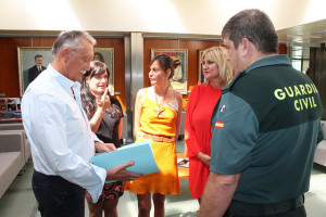 Marta Díaz, Lydia Jurado y Judith Romer se han encontrado con el director insular de la Administración del Estado, Roger Salas, y el comandante de la Guardia Civil en Ibiza y Formentera, Antonio del Fresno.