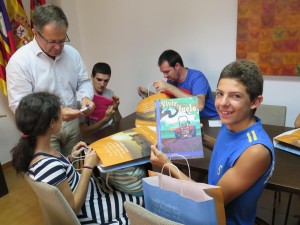 Els alumnes amb necessitats educatives especials de l’escola d’estiu de l’ Urgell visiten la Policia local i l’Ajuntament.