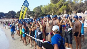 Una imagen de archivo de la salida del Triatlón Cross de Cala Bassa.