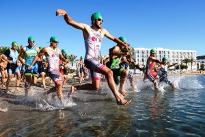 Josep Torres, durante la salida de un triatlón disputado en Santa Eulària. Foto: Jon Izeta