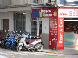 Epic denuncia el aparcamiento de motos de alquiler en la vía pública. 