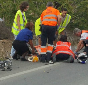 Los facultativos del 061 asisten al motorista herido en el accidente de Ca na Negreta. 