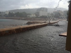 Caló des Moro inundado por la tromba de agua del martes. Foto Julie Jelinková