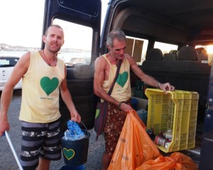 La campaña 'Ibiza Limpia' de la Casita Verde se realiza todos los miércoles en la zona de ses Variades.