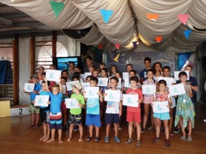 Alumnos de los cursos de verano del CNSA posan con sus respectivos diplomas.