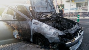 Una imagen del vehículo, un Seat Ibiza,  completamente calcinado esta tarde en Vila. 