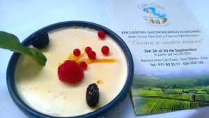 Pana cotta a la vainilla de Madagascar, con infusión de hierbas ibicencas, de postre. 