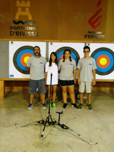 Bora Göker, Cora Manzano y Natalia García, junto al técnico Manuel Vicente.