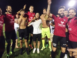 Los jugadores del Formentera celebran su clasificación para la tercera ronda de la Copa del Rey.