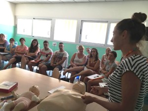 Una de las integrantes del Centro de Salud de Sant Josep imparte la formación al personal docente.