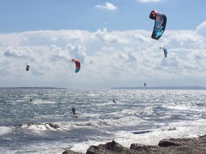 Los amantes del Kitesurf aprovechan el viento en Es Cavallet.