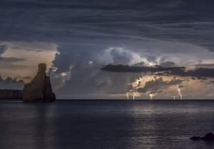 Una espectacular imagen de la tormenta de esta madrugada en las Pitiüses. Fotos: Jorge Páez Martínez 