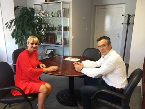 Marta Díaz, vicepresidenta del Consell, junto al director general de Protección Ciudadana de la Comunitad de Madrid, Carlos Novillo.